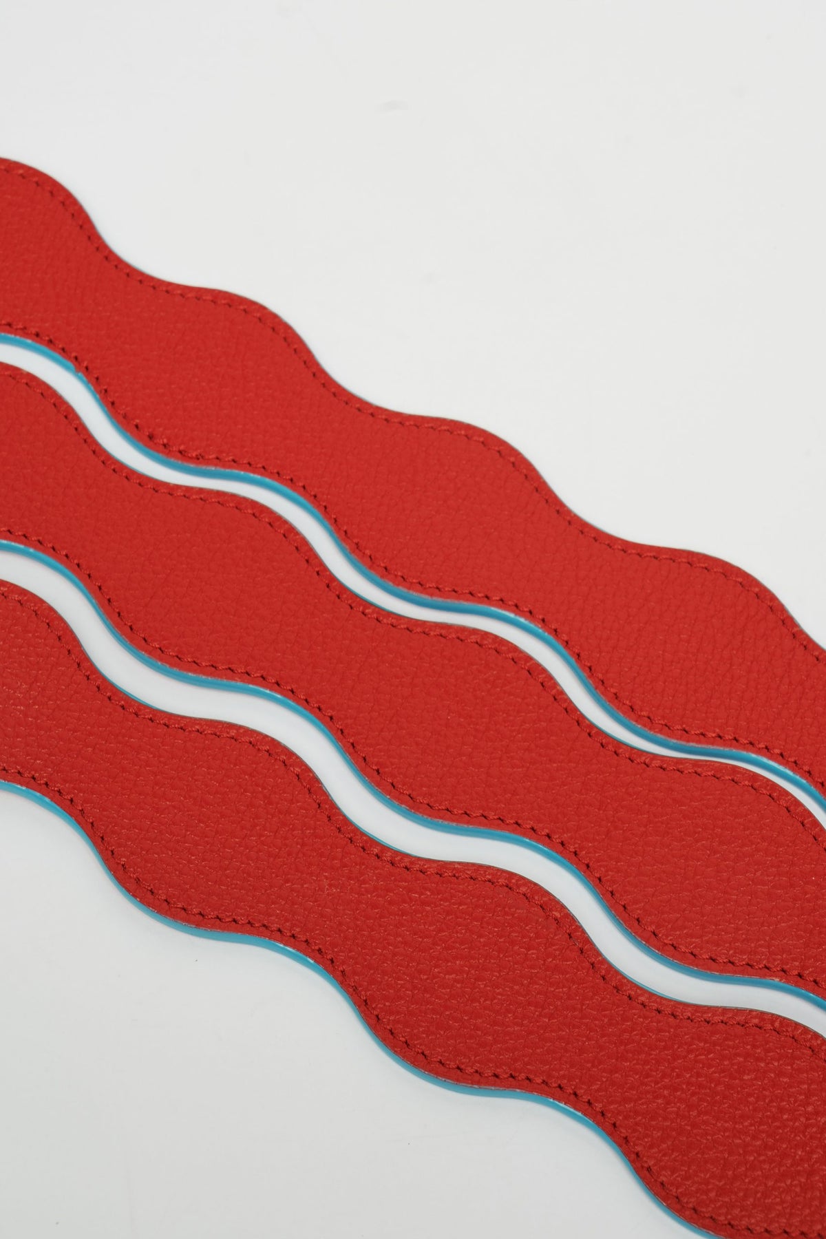 Collar The Wigglers en Tonos rojo y celeste